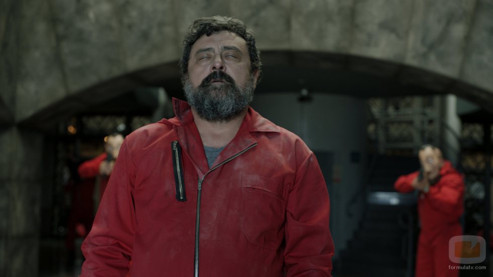 Paco Tous apuntado con dos pistolas por dos de sus compañeros de robo en el 1x03 de 'La Casa de Papel'