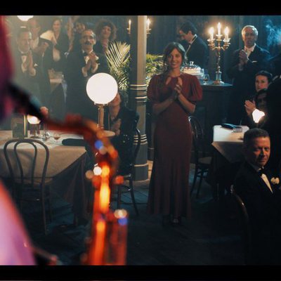 Michelle Jenner en una sala de fiestas en 'El Continental'