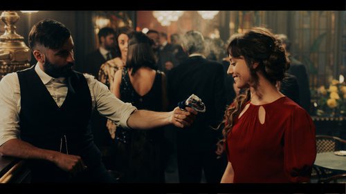 Álex García entrega un pañuelo a Michelle Jenner en 'El Continental'