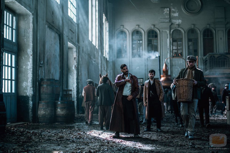 Álex García y Raúl Arévalo en la fábrica en 'El Continental'