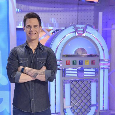 Christian Gálvez posa delante de una jukebox que estará en el plató de 'Pasapalabra en familia'