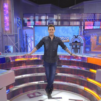 Christian Gálvez posa en el plató de 'Pasapalabra en familia'