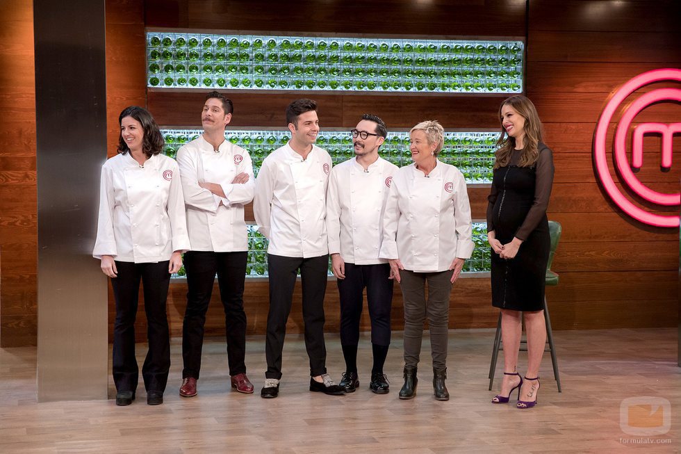 Eva González junto a cinco exconcursantes de 'MasterChef'