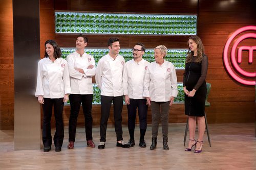 Eva González junto a cinco exconcursantes de 'MasterChef'