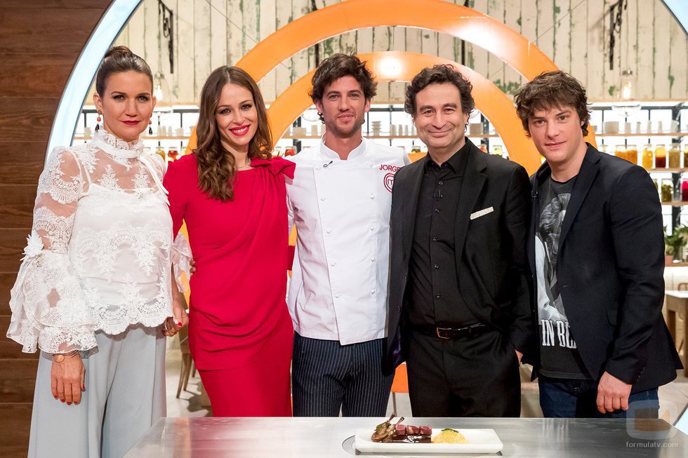 El jurado y la presentadora de 'MasterChef' junto al ganador de la quinta edición