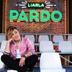 Cristina Pardo, sentada en las gradas de 'Liarla Pardo'