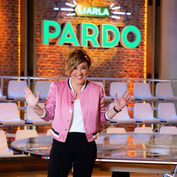 La periodista Cristina Pardo posa en el plató de 'Liarla Pardo'