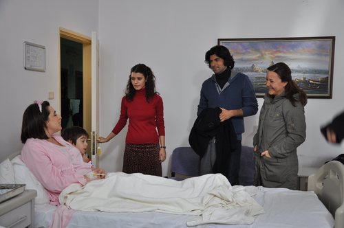Mukkaddes recibe visita en el hospital en la segunda temporada de 'Fatmagül'