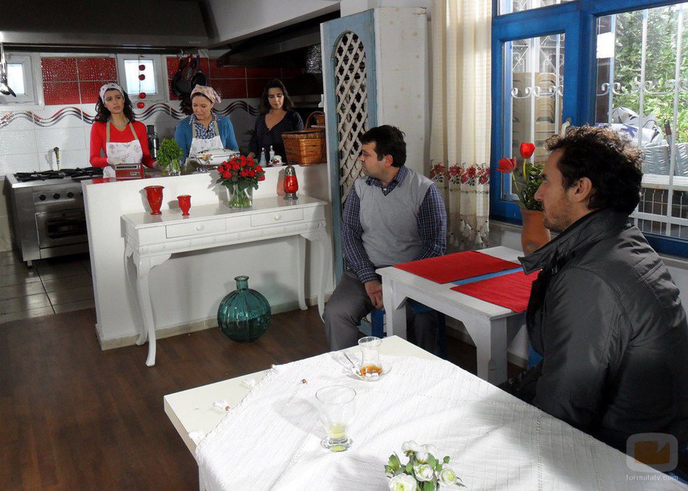 Mustafá visita el local de Fatmagül y su familia en la segunda temporada de 'Fatmagül'