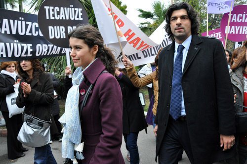 Fatmagül recibe el apoyo de las mujeres turcas en la segunda temporada de 'Fatmagül'