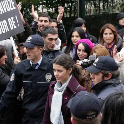 Fatmagül y su familia, escoltados por la policía en la segunda temporada de 'Fatmagül'