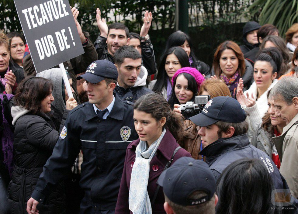 Fatmagül y su familia, escoltados por la policía en la segunda temporada de 'Fatmagül'