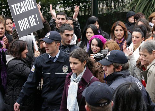 Fatmagül y su familia, escoltados por la policía en la segunda temporada de 'Fatmagül'
