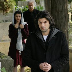 Kerim visita la tumba de su madre en la segunda temporada de 'Fatmagül'