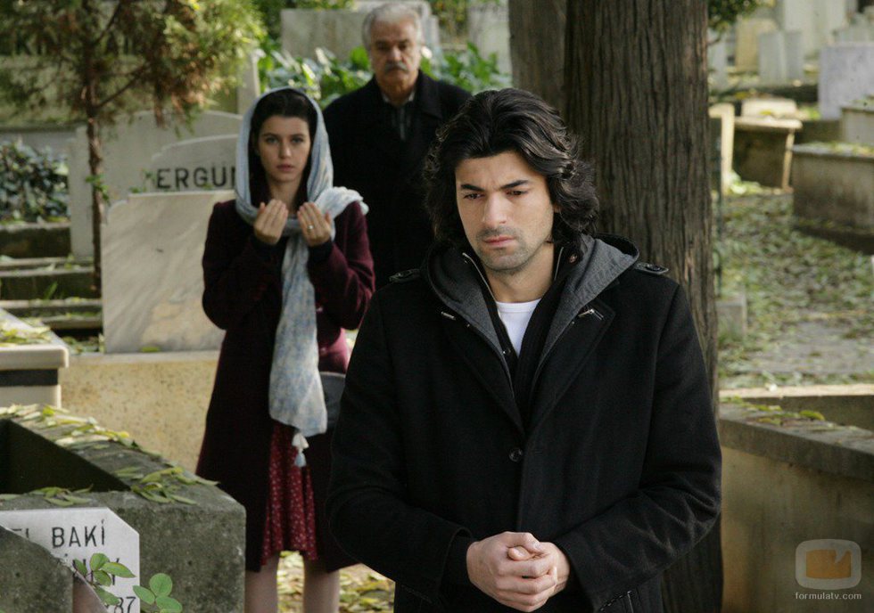 Kerim visita la tumba de su madre en la segunda temporada de 'Fatmagül'