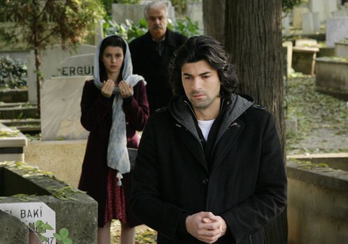 Kerim visita la tumba de su madre en la segunda temporada de 'Fatmagül'