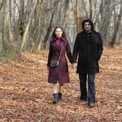 Fatmagül y Kerim pasean juntos durante una escena de la segunda temporada de 'Fatmagül'