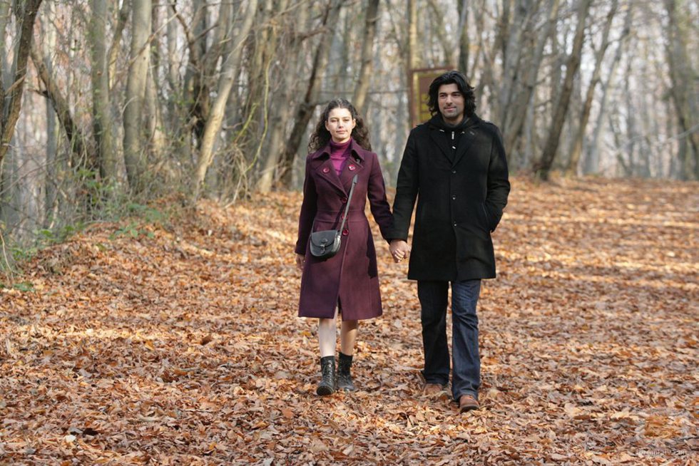 Fatmagül y Kerim pasean juntos durante una escena de la segunda temporada de 'Fatmagül'