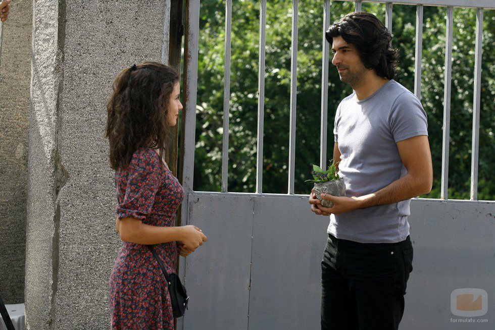 Kerim sale de la cárcel para reunirse con Fatmagül en la telenovela turca 'Fatmagül'