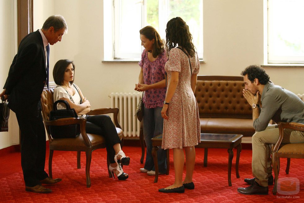 Meryem, Kadir y Fatmagül hablan con Asu en la segunda temporada de 'Fatmagül'