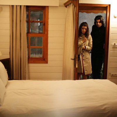 Kerim y Fatmagül buscan refugio de la lluvia en la segunda temporada de 'Fatmagül'