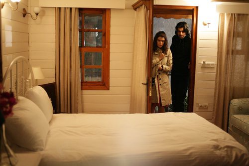 Kerim y Fatmagül buscan refugio de la lluvia en la segunda temporada de 'Fatmagül'