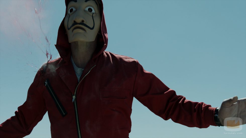 Uno de los enmascarados recibe un disparo en el 1x03 de 'La Casa de Papel'