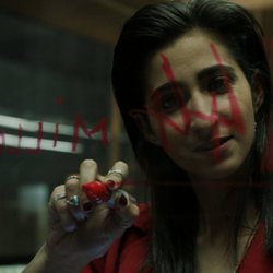 Nairobi hace anotaciones sobre el dinero imprimido en el 1x04 de 'La Casa de Papel'