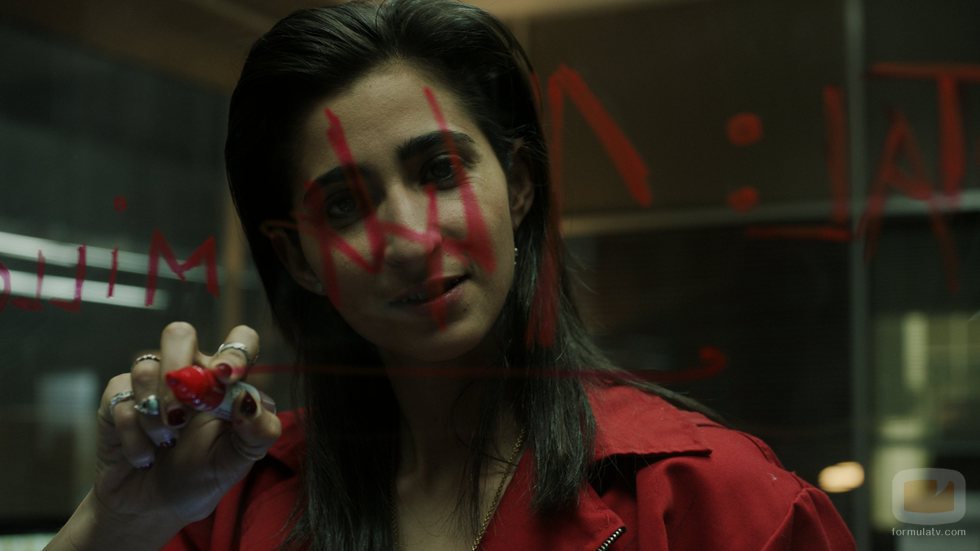 Nairobi hace anotaciones sobre el dinero imprimido en el 1x04 de 'La Casa de Papel'
