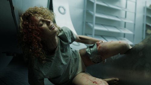 Mónica sale herida de la cámara acorazada en el 1x04 de 'La Casa de Papel'