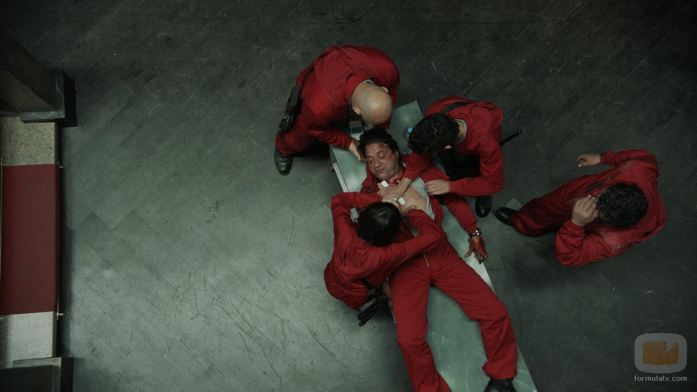 Los atracadores, obligados a ocuparse de la herida de Arturo en el 1x04 de 'La Casa de Papel'