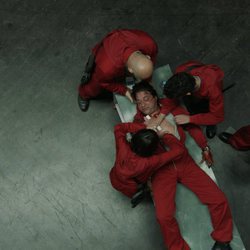 Los atracadores, obligados a ocuparse de la herida de Arturo en el 1x04 de 'La Casa de Papel'