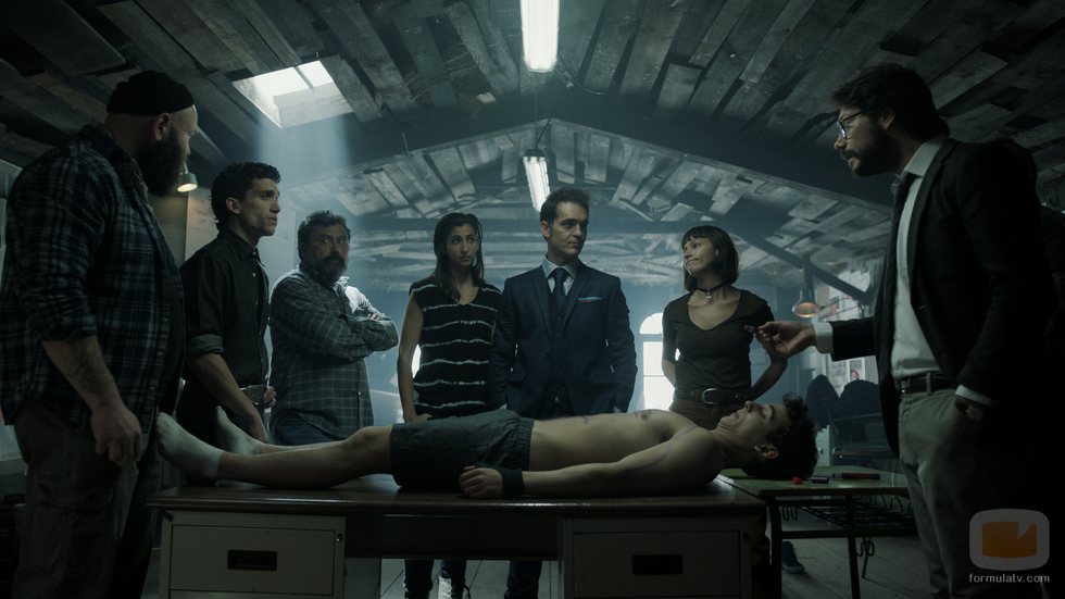El Profesor enseña conocimientos básicos de medicina en el 1x04 de 'La Casa de Papel'