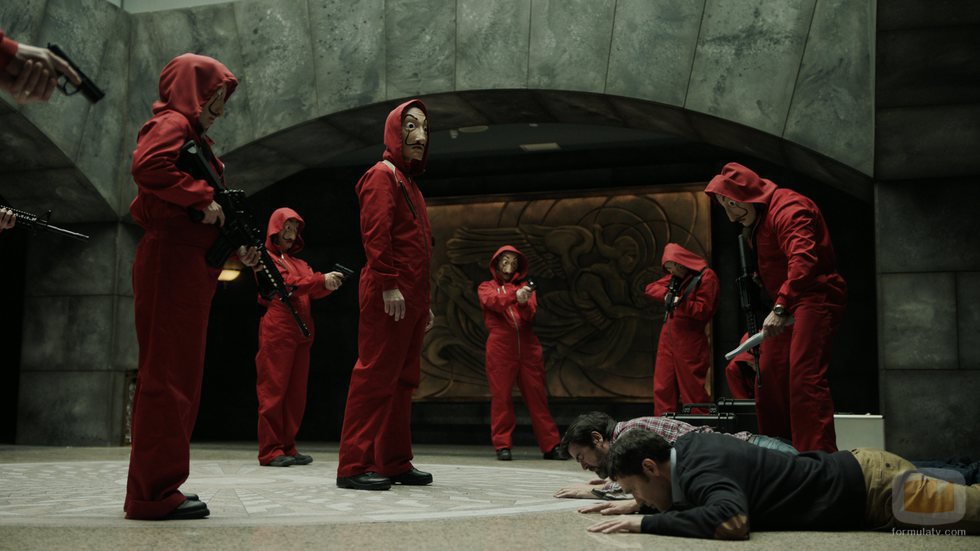 Los atracadores y rehenes reciben al personal médico en el 1x04 de 'La Casa de Papel'