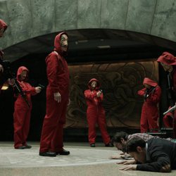 Los atracadores y rehenes reciben al personal médico en el 1x04 de 'La Casa de Papel'