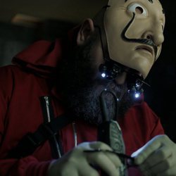 Oslo trabaja en un explosivo en el 1x04 de 'La Casa de Papel'