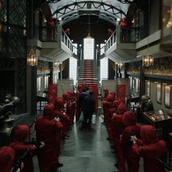 Rehenes y atracadores rodean a los médicos en el 1x04 de 'La Casa de Papel'