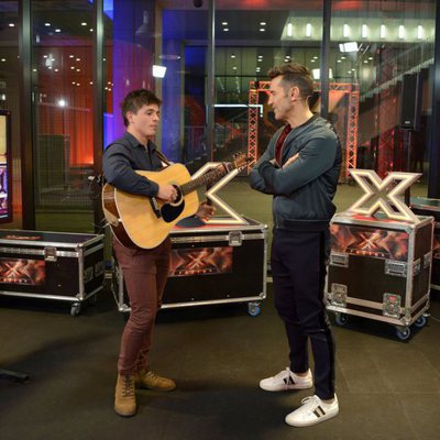 Jesús Vázquez acompaña a Cesc Sansalvadó en el estreno de 'Factor x'