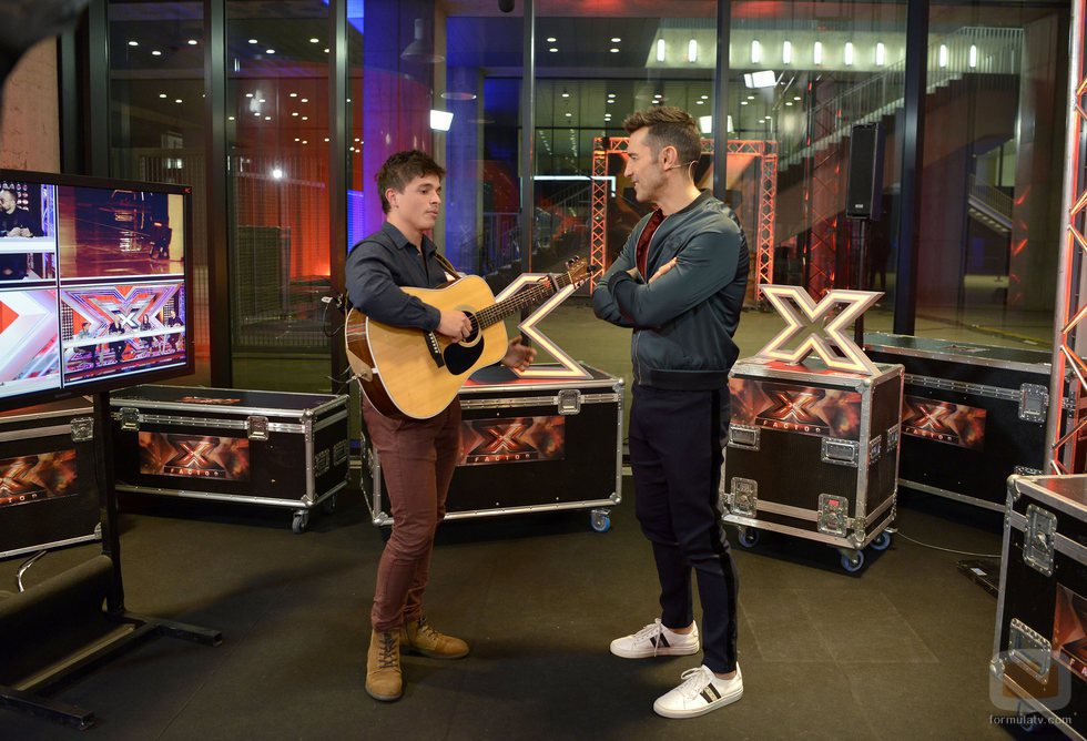 Jesús Vázquez acompaña a Cesc Sansalvadó en el estreno de 'Factor x'