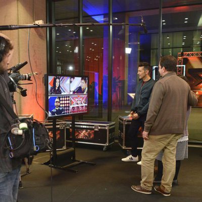 Jesús Vázquez acompaña a los padres de Cesc Sansalvadó en el estreno de 'Factor X'