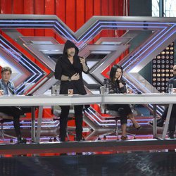 Fernando Montesinos se pone en pie ante sus compañeros del jurado de 'Factor X'
