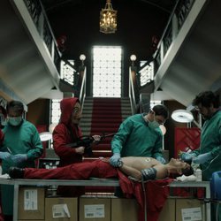 Los médicos se encargan de operar a Arturo en el 1x04 de 'La Casa de Papel'
