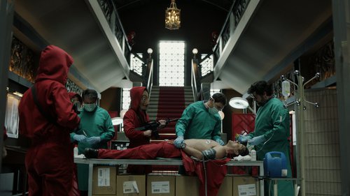 Los médicos se encargan de operar a Arturo en el 1x04 de 'La Casa de Papel'