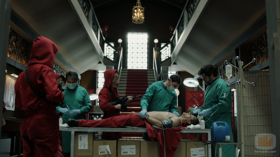 Los médicos se encargan de operar a Arturo en el 1x04 de 'La Casa de Papel'