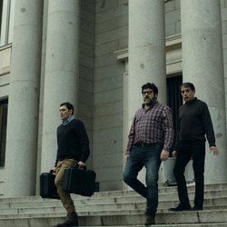 Ángel y los médicos salen de la Fábrica de Moneda y Timbre en el 1x04 de 'La Casa de Papel'