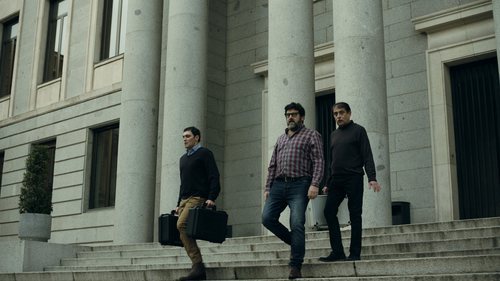Ángel y los médicos salen de la Fábrica de Moneda y Timbre en el 1x04 de 'La Casa de Papel'