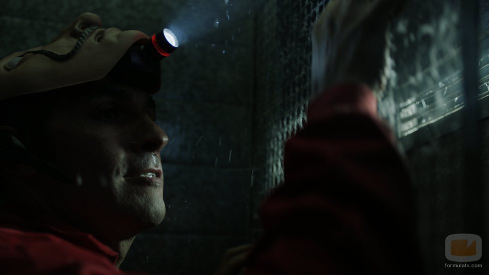 La policía intenta infiltrarse en la Fábrica en el 1x04 de 'La Casa de Papel'