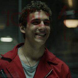 Río comparte con Nairobi la alegría por el gran botín en el 1x05 de 'La Casa de Papel'