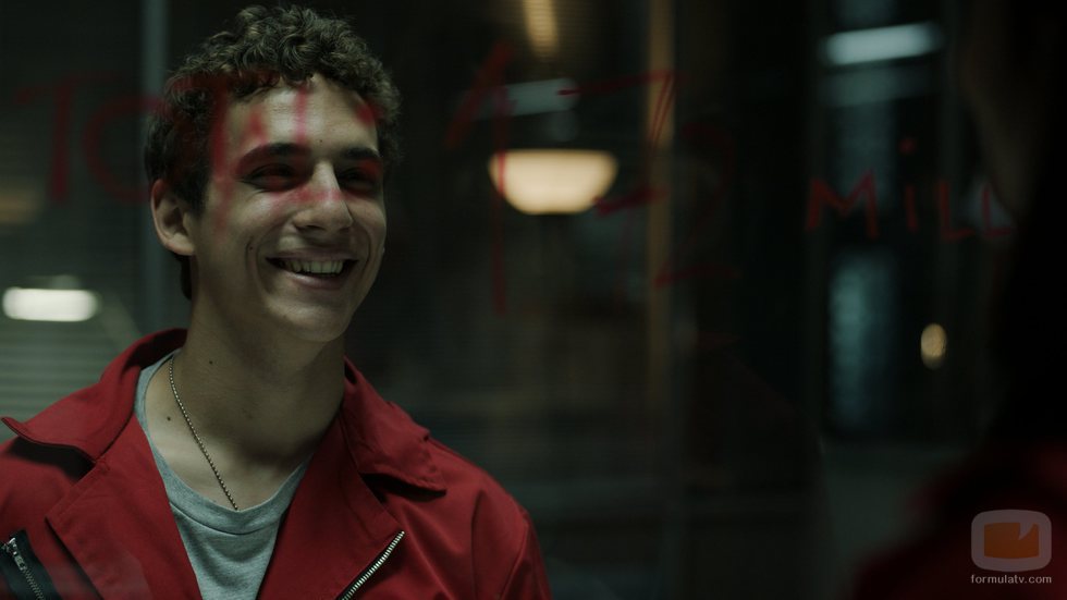 Río comparte con Nairobi la alegría por el gran botín en el 1x05 de 'La Casa de Papel'