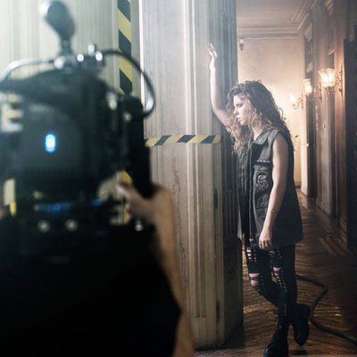 Miriam Rodríguez ('OT 2017') en el rodaje de "Hay algo en mí", single inspirado en la serie 'Vis a vis'